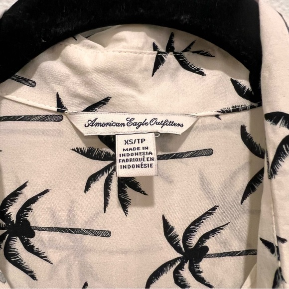 American Eagle Womens Size X s Palm Tree Button Down Shirt Pockets vacation chic - Picture 2 of 7